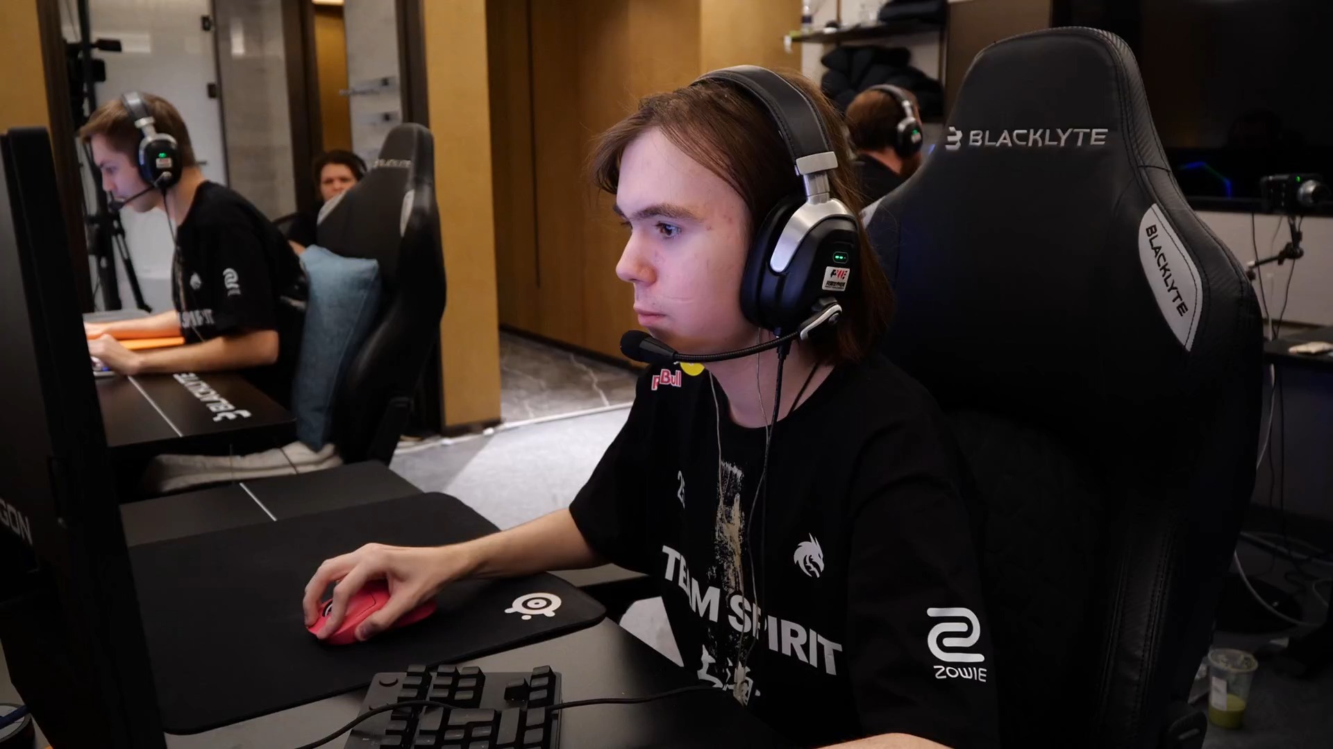 层态度谨慎 层态度谨慎